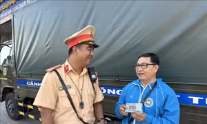 Cảnh sát Giao thông trả lại tiền cho người dân đánh rơi