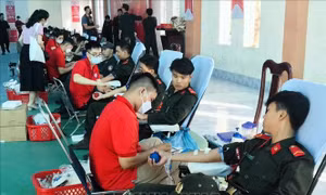 Cần Thơ: Hàng trăm chiến sĩ, đoàn viên hiến máu tình nguyện tại Ngày Chủ nhật đỏ