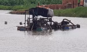 Bắt quả tang vụ hút cát trái phép từ lòng sông Soi ở Hải Dương