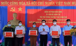Phó Thủ tướng Phạm Bình Minh thăm, tặng quà người dân biên giới Bình Phước