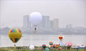 Xem khinh khí cầu bay trên bãi sông Hồng