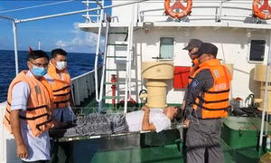 Tàu kiểm ngư kịp thời đưa ngư dân từ Trường Sa vào đất liền điều trị