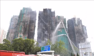 Vụ cháy chung cư ở Hong Kong: Người dân chung tay hỗ trợ các nạn nhân