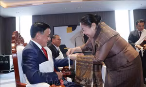 Thường trực Ban Bí thư Trần Cẩm Tú dự Lễ buộc chỉ cổ tay truyền thống của Lào