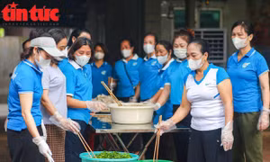 Người dân ngoại thành Hà Nội nấu cơm miễn phí tiếp sức thí sinh 