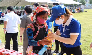 San sẻ yêu thương với đồng bào các dân tộc vùng biên giới Lai Châu