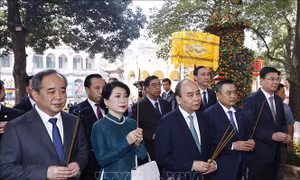 Chủ tịch nước cùng các kiều bào dâng hương tại Điện Kính Thiên