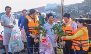 Cần Thơ: Tặng quà Tết cho tiểu thương chợ nổi Cái Răng