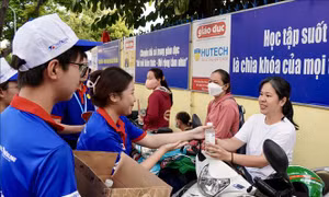 Màu áo xanh đồng hành cùng sĩ tử vượt vũ môn