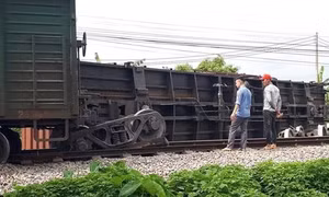 Đã xác định nguyên nhân tàu hàng bị trật bánh tại Nam Định