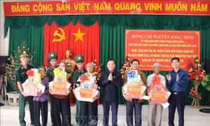 Phó Chủ tịch Quốc hội Nguyễn Khắc Định thăm, tặng quà Tết tại Bình Thuận