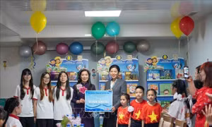 Phu nhân Ngô Phương Ly thăm lớp học tiếng Việt và tham quan Bảo tàng quốc gia Belarus
