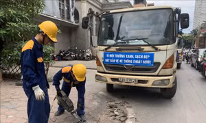 Nỗi lo ngập úng do bục bệ vỉa hè 'đè' rãnh thoát nước ở Hà Nội