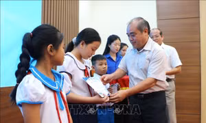 Trao tặng học bổng 'Thắp sáng ước mơ' cho thanh thiếu nhi tỉnh Quảng Ngãi