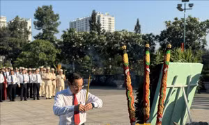 Dâng hương, hoa thành kính tưởng niệm các vị lãnh tụ, anh hùng, liệt sỹ