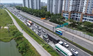 Mật độ giao thông tăng cao tại cửa ngõ hướng vào trung tâm Hà Nội