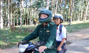 Đồng hành cùng trẻ em khó khăn vùng biên giới Kon Tum