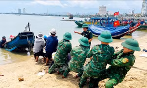 Hỗ trợ ngư dân trục vớt thuyền bị chìm tại biển Nhật Lệ