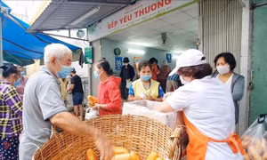 Bếp ăn từ thiện ấm lòng bệnh nhân nghèo