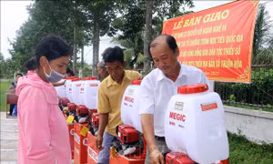 Hỗ trợ dụng cụ chuyển đổi ngành nghề cho đồng bào Khmer