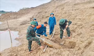Hủy nổ thành công quả bom 340 kg phát hiện bên bờ sông Lam
