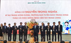 Trưởng Ban Tuyên giáo Trung ương chúc mừng các cơ sở y tế nhân ngày 27/2