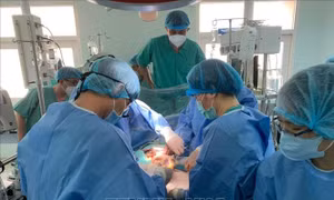 Khen thưởng ekip thực hiện ca ghép tim xuyên Việt của BV Trung ương Huế