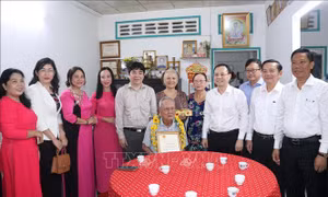 Cần Thơ: Mừng thọ người cao tuổi tiêu biểu