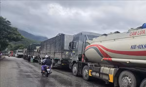 Bình Định: Liên tiếp xảy ra tình trạng kẹt xe trên đèo An Khê do mưa lớn