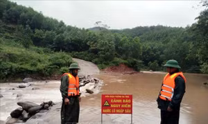 Bão số 4: Một số tuyến đường khu vực biên giới tại Quảng Bình bị chia cắt cục bộ do lũ