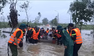 Chiếc xuồng quân dân nơi vùng lũ Hưng Yên