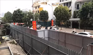 Dựng hàng rào chắn mới chờ phương án phá dỡ giai đoạn 2 toà nhà 8B Lê Trực 