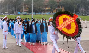Đại hội đại biểu phụ nữ 2022: Các đại biểu vào Lăng viếng Chủ tịch Hồ Chí Minh 