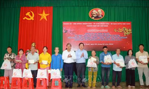 Chúc Tết, tặng quà cho gia đình chính sách, hộ nghèo nhân dịp Tết Nguyên đán
