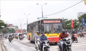 Xe buýt hoạt động trở lại trên 104 tuyến ở Hà Nội