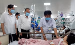 Vụ lật xe khách tại Quảng Bình: Phó Thủ tướng yêu cầu huy động mọi lực lượng cứu chữa các nạn nhân