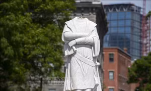 Người biểu tình kéo đổ tượng Christopher Columbus ở thành phố Baltimore 
