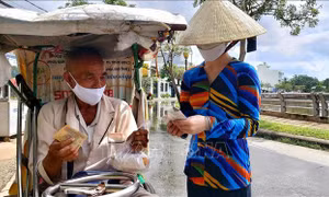 Cuộc sống mưu sinh bình thường mới với người bán vé số ở Cần Thơ