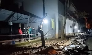 Đổ tường rào trường tiểu học làm 1 người tử vong và 3 người bị thương