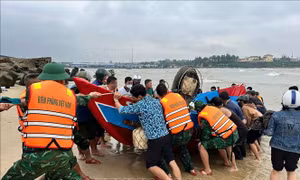 Cứu kịp thời 2 ngư dân gặp nạn trên vùng biển Quảng Trị