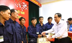 Trao quà Tết cho công nhân lao động và người nghèo tỉnh An Giang