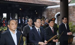Chủ tịch nước Võ Văn Thưởng dâng hương tưởng nhớ Chủ tịch Hồ Chí Minh tại Khu di tích Quốc gia đặc biệt Kim Liên