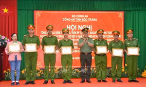 Khen thưởng vụ giải cứu con tin bị đối tượng 'ngáo đá' khống chế