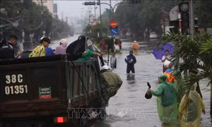 Người dân thành phố Hà Tĩnh nỗ lực tìm cách 'sống chung với lũ'