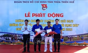 Trao tặng Huy hiệu 'Tuổi trẻ dũng cảm' cho hai đoàn viên cứu các em nhỏ đuối nước