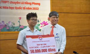 TP Hồ Chí Minh: Khen thưởng học sinh đoạt HCV Olympic Hóa học quốc tế