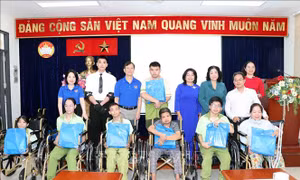 Trao tặng xe lăn, vốn sinh kế cho người khuyết tật và trẻ em khó khăn