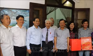 Phó Thủ tướng Bùi Thanh Sơn thăm, tặng quà gia đình người có công tại Huế