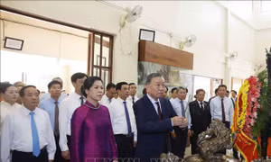 Tổng Bí thư, Chủ tịch nước Tô Lâm dâng hương tưởng niệm Chủ tịch Hồ Chí Minh tại Thái Lan