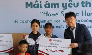 Trao mái ấm cho học sinh khó khăn
